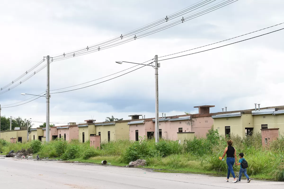 CASAS VACÍAS. Las viviendas sufrieron la desidia del paso del tiempo, por problemas de infraestructura, y luego fueron saqueadas y vandalizadas, quedando sin aberturas, instalaciones ni equipamientos.
