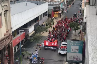 Organizaciones sociales y políticas concentran en la plaza Independencia