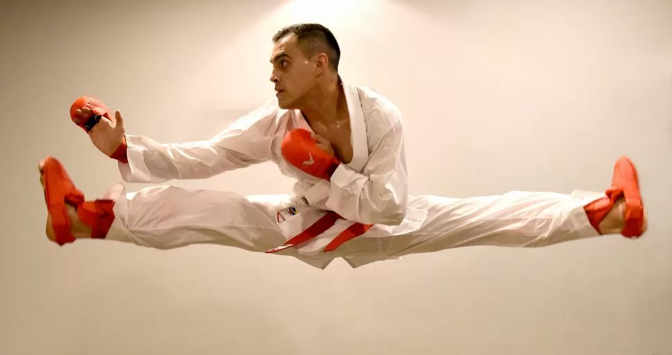 HABILIDAD. Navarro no sólo se destaca en el tatami por estar en constante movimiento; también tiene como carta de triunfo en cada combate su gran flexibilidad, como lo demostró en la producción fotográfica. 