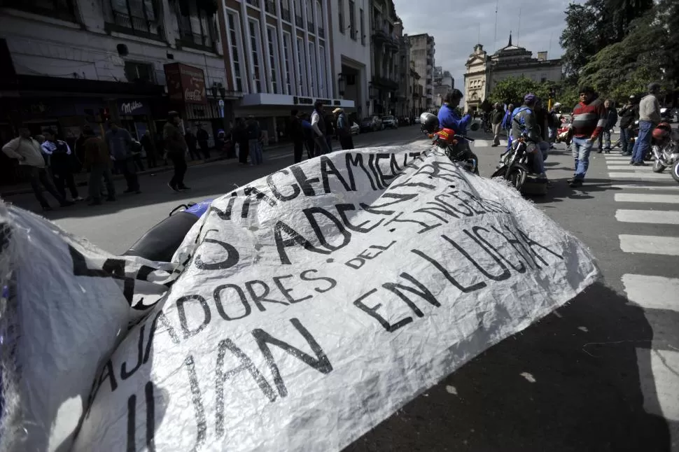 DE NUEVO A LAS CALLES. Los trabajadores del ingenio San Juan se movilizarán hoy para pedir que se resuelva la venta de la fábrica azucarera. 
