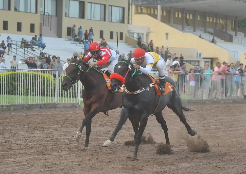 EMOTIVA DEFINICIÓN. Muy bien conducido por Rubén Camos, Panatta (derecha) contuvo la arremetida de End Violence. LA GACETA / FOTO DE ANTONIO FERRONI