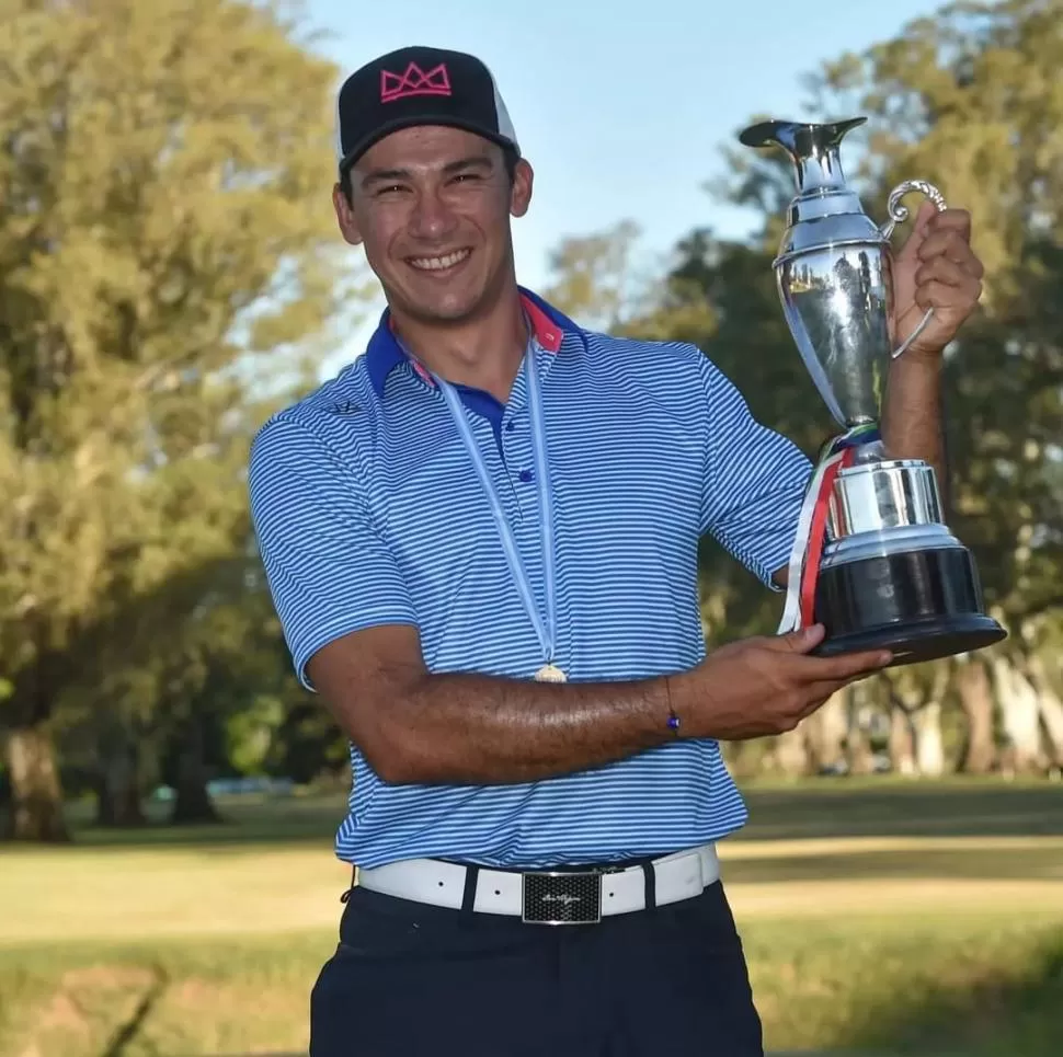 SONRSA Y ORGULLo. Con el final del torneo rosarino, vino la tradicional foto del campeón con el trofeo en sus manos. Gentileza Martin Contini