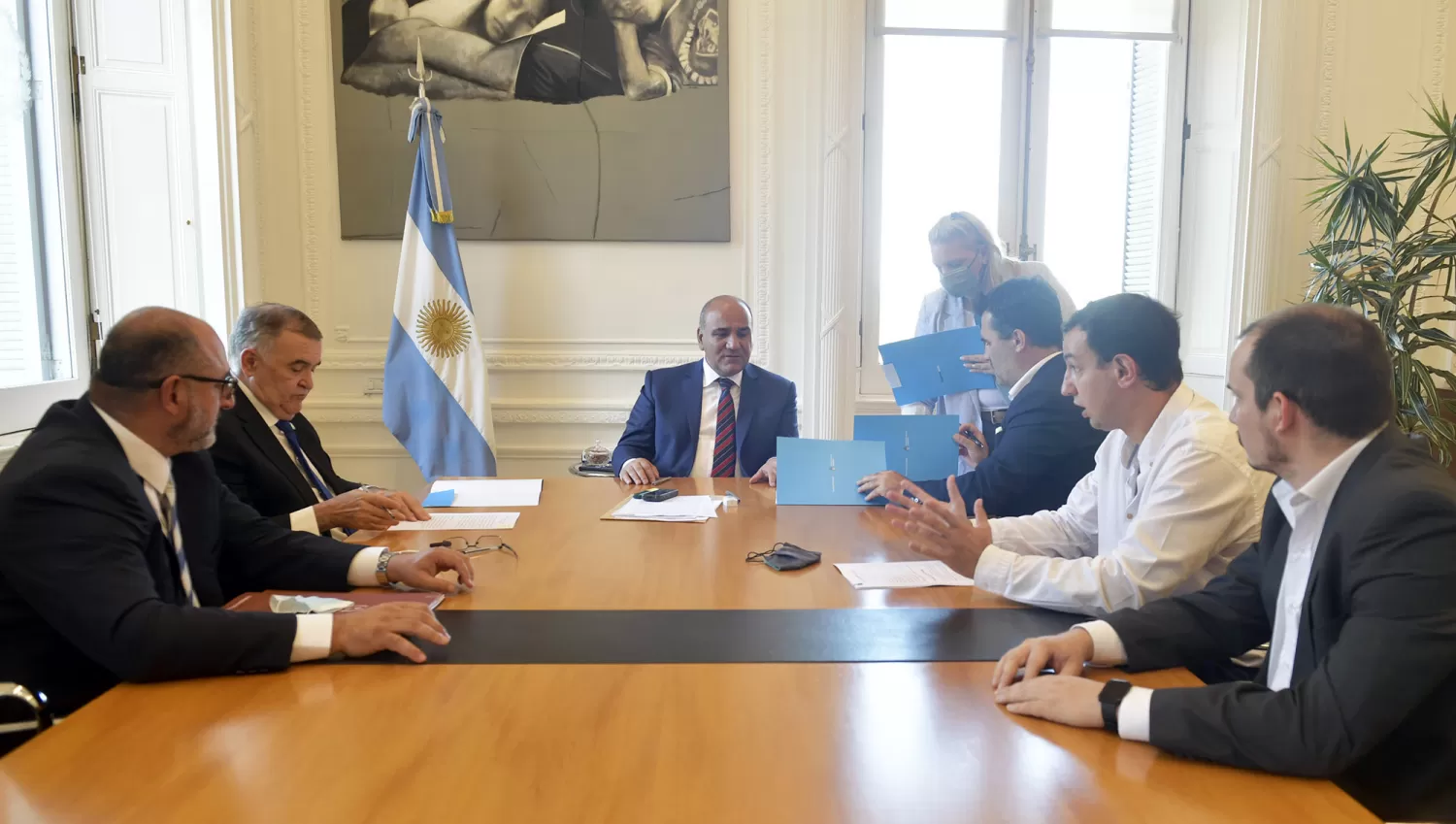 OBRAS. El vicegobernador -a cargo del Poder Ejecutivo-, Osvaldo Jaldo, firmó convenios por más de $ 400 millones para ampliar redes de gas.