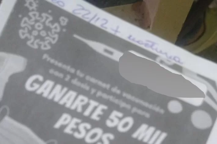 LA RIFA. Para obtener su cupón, los vecinos debían mostrar el certificado de vacunación y el DNI en la comuna. 