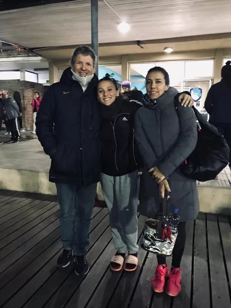 UNIDOS. El ex Puma José “Cheto” Santamarina, posa junto a su esposa Valeria García y su hija Paula, luego de un partido.  