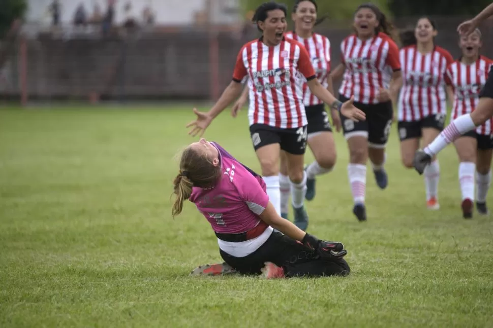 PURA FELICIDAD. Soledad ya atajó el penal del campeonato; sus compañeras corren de inmediato a abrazarla. “Colo” fue protagonista en los 45 títulos de las “Santas”. 