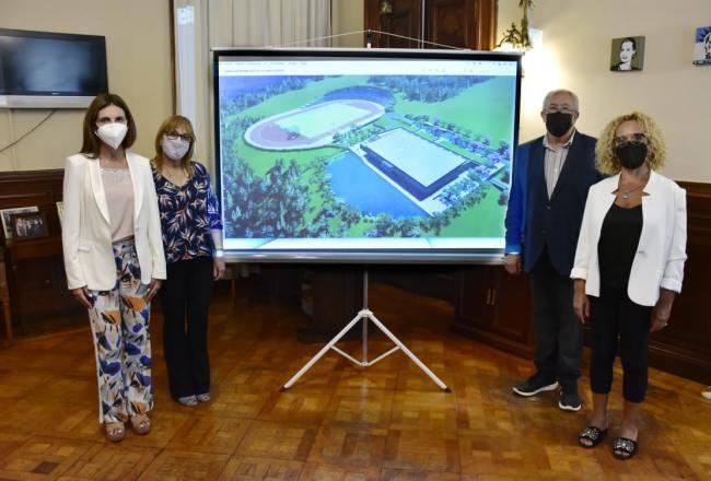 Funcionarios e la presentación del proyecto