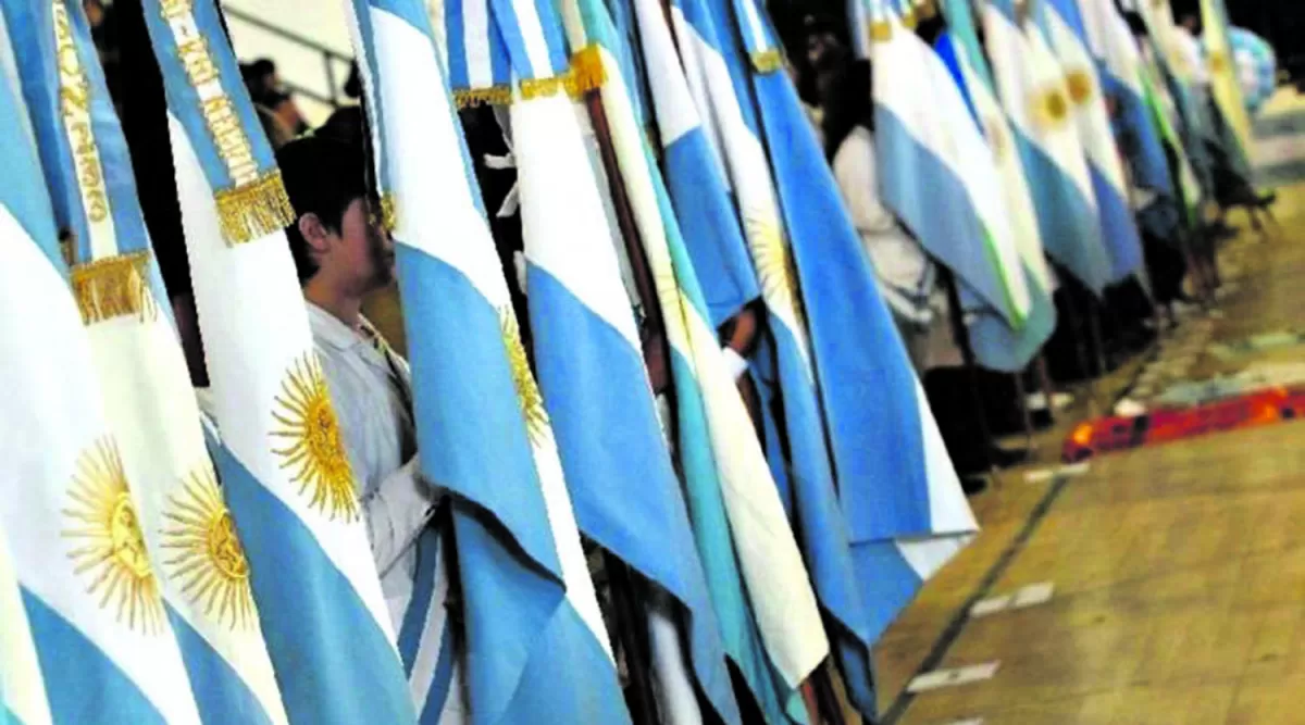 EL HONOR DE LLEVAR LA ENSEÑA PATRIA. En Tucumán el abanderado está entre los mejores promedios.