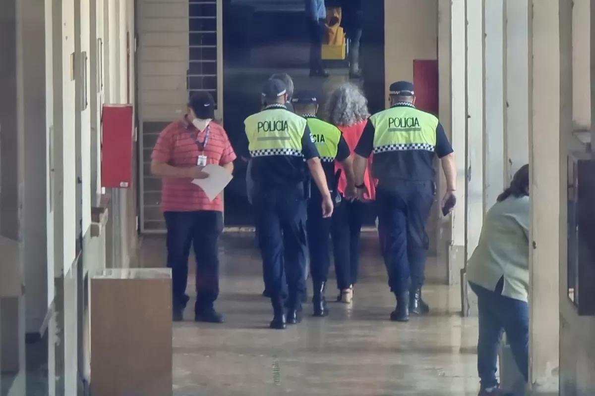 VIGILANCIA. Tres policías custodian a Benito en el Ministerio Público Fiscal. 