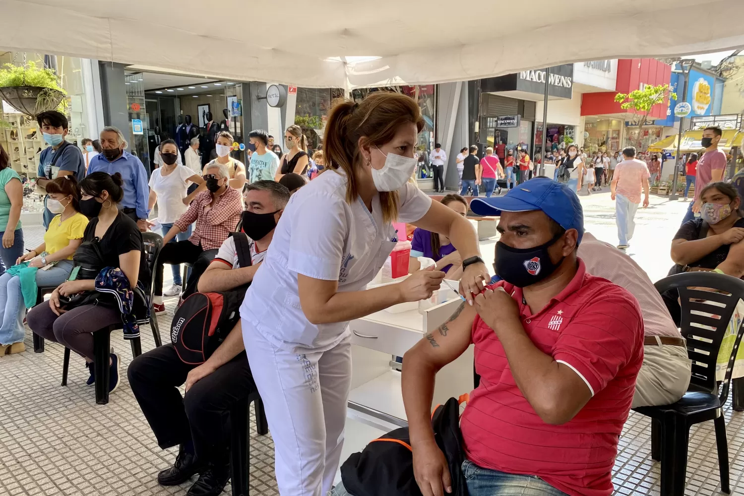 OPERATIVO EN EL CENTRO. Tucumanos asisten a un nodo de vacunación. Foto: Prensa Siprosa