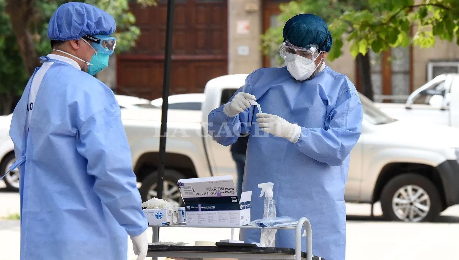 PREOCUPACIÓN POR LA SUBA DE CASOS. Dos agentes sanitarios analizan muestras tomadas. Foto: Archivo de LA GACETA / Analía Jaramillo