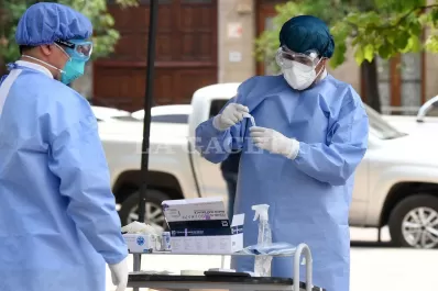 Variante Ómicron y pase sanitario: Ministros de Salud, preocupados por las cifras de la pandemia