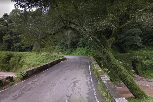 Un adolescente de 17 años se desbarrancó esta madrugada con su auto en el cerro San Javier