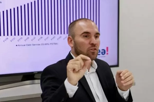 El Gobierno negocia con la oposición y el FMI
