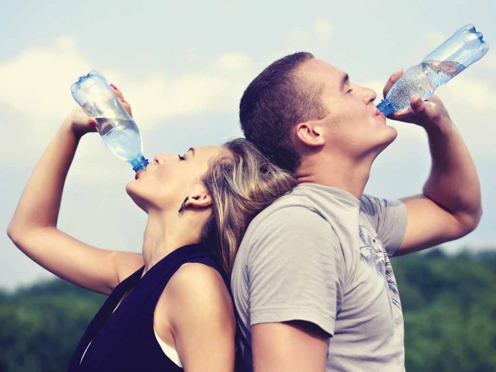 HIDRATARSE. Hay que tomar agua o alguna bebida aún sin sentir sed. 