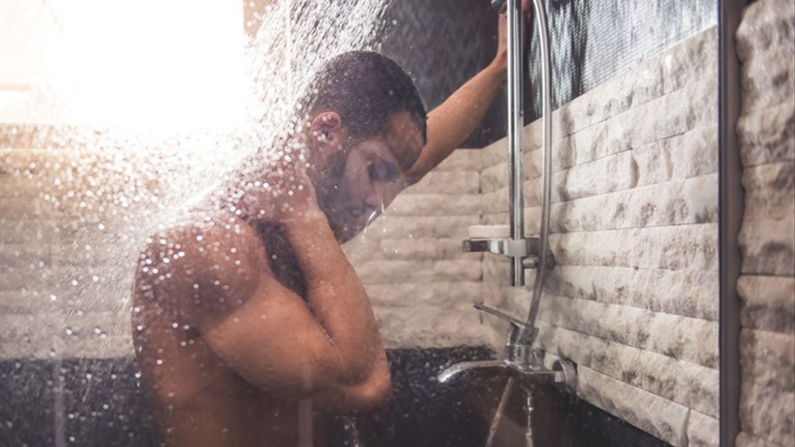 BAÑO FRÍO. Si sufrís un golpe de calor, hay que bajar la temperatura.