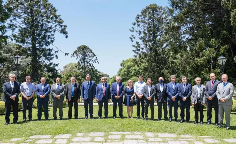 EN LA QUINTA PRESIDENCIAL. Los gobernadores peronistas posan junto con el Presidente, el jefe de Gabinete Juan Manzur, el ministro del Interior, Eduardo de Pedro, y el secretario general de la Presidencia, Julio Vitobello.   