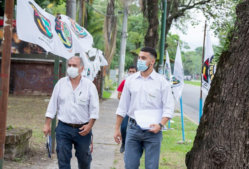 EN YERBA BUENA. Inspectores municipales recorren locales de venta de artículos de pirotecnia. Foto: Prensa Yerba Buena