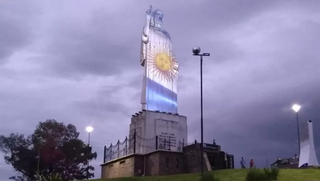 TURISMO. Un remozado Cristo ya bendice el Gran San Miguel de Tucumán.