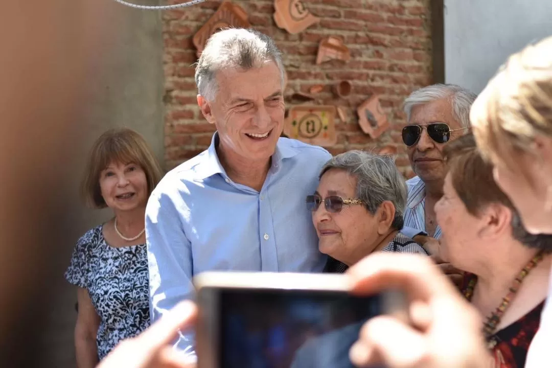 EX PRESIDENTE. Mauricio Macri dialoga con ciudadanos en una recorrida. Foto de Facebook