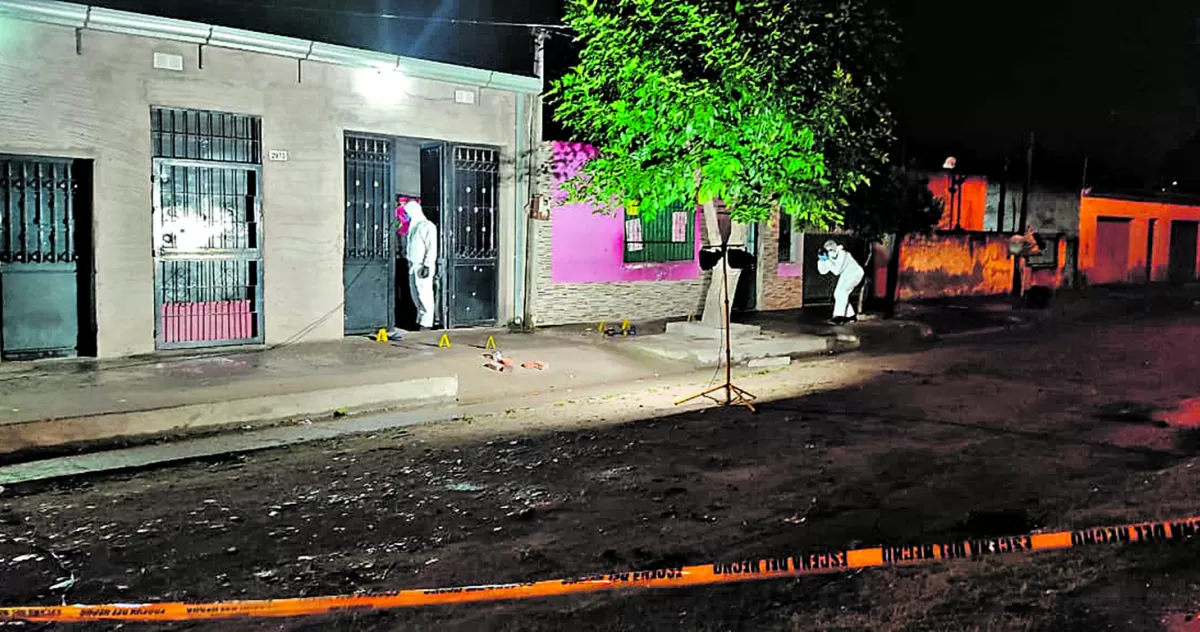 CALLE CORTADA. Los peritos del ECIF trabajan en la vereda en la que asesinaron a Álvarez de siete tiros.
