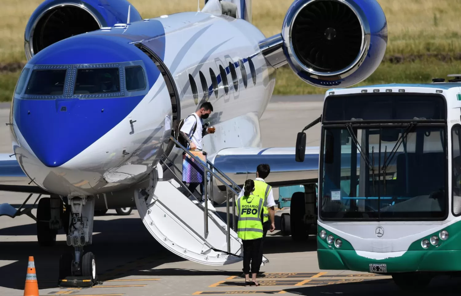 ARRIBO. Messi baja por las escalinatas de su avión personal. Foto de Twitter @GastonEdul