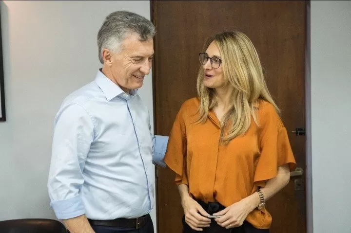 Gabriela Brouwer de Koning junto a Mauricio Macri. FOTO de Archivo