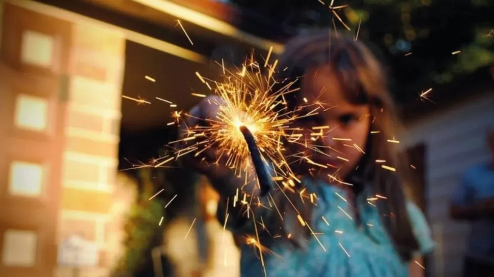 NO SON INOFENSIVAS. Las estrellitas son peligrosas como cualquier cohete.  