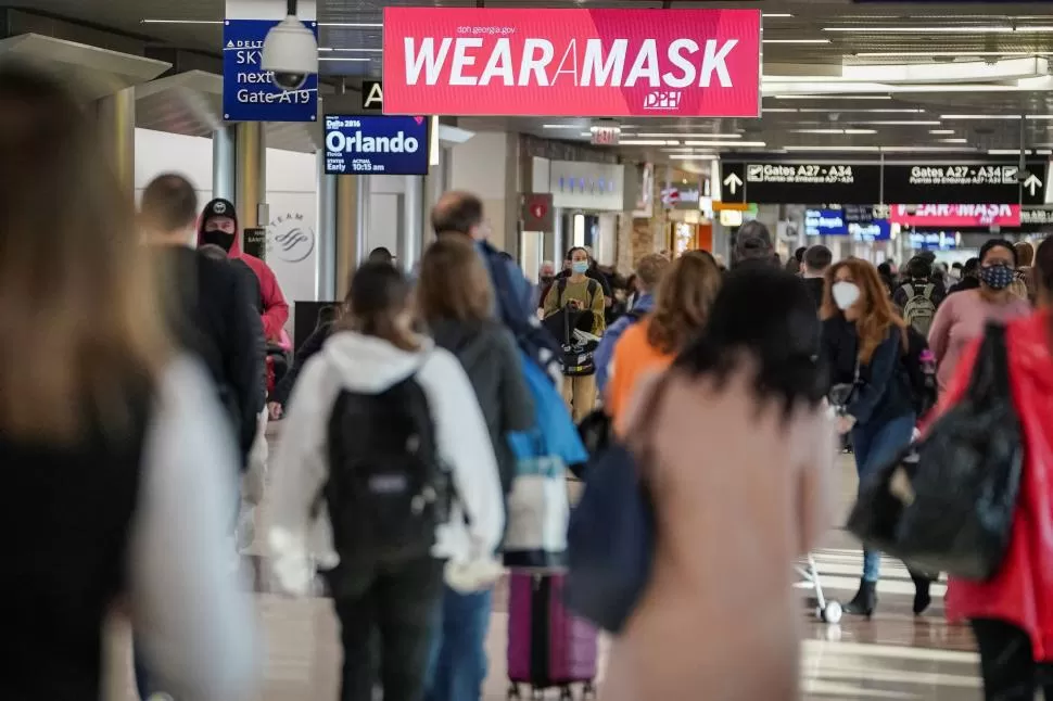 TEMOR Y PRECAUCIONES. La variante más contagiosa está ya en 80 países, y muchos están tomando medidas para prevenir más contagios.   