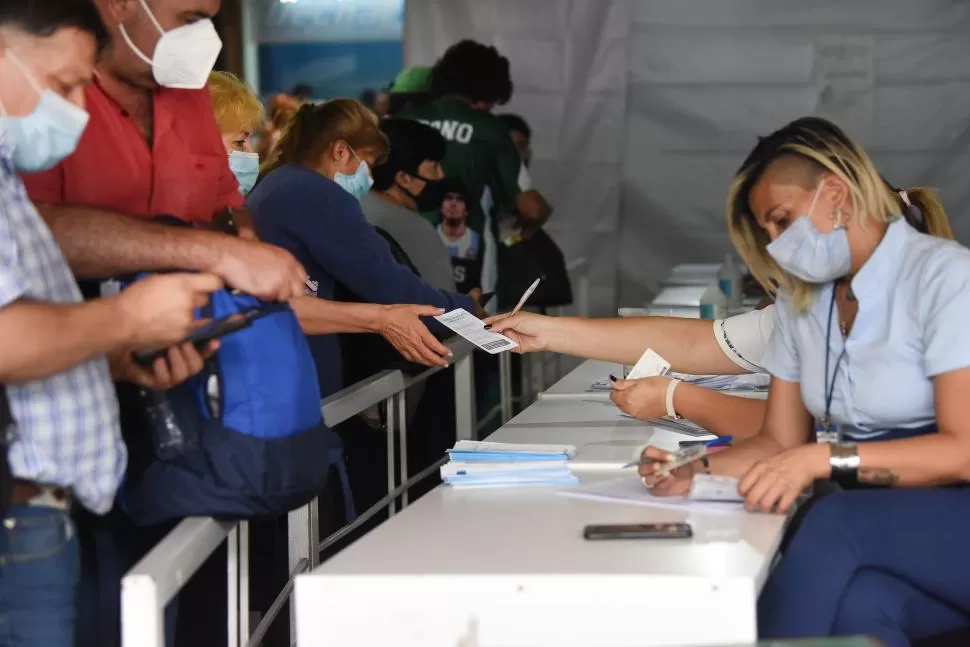 CONTROL. El pase sanitario es requerido para distintas actividades. 