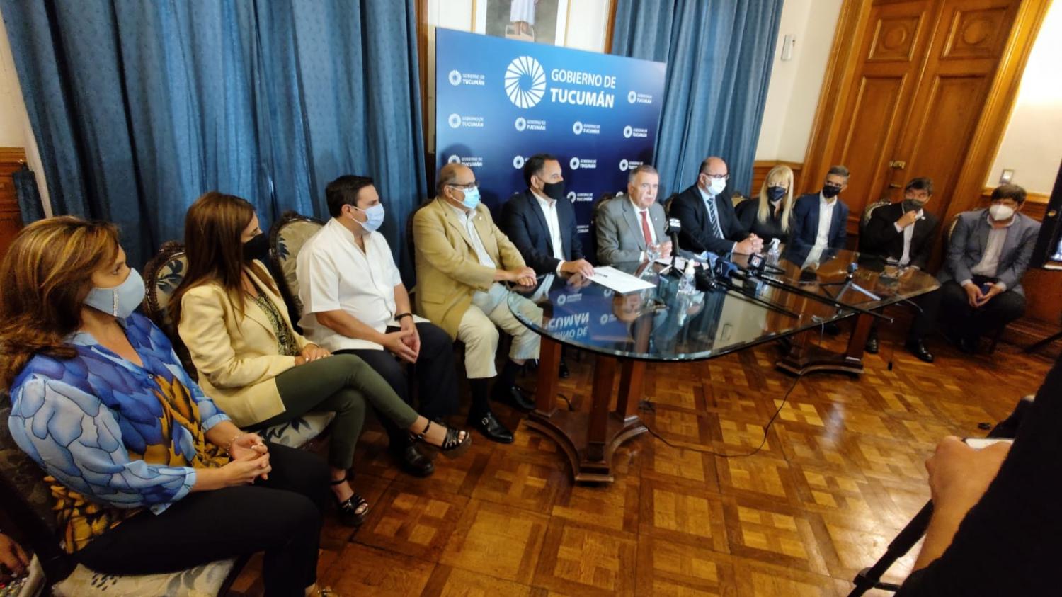 EN CASA DE GOBIERNO. Jaldo transmite los informes que recibió de la firma EDET. Foto: prensa Gobernación