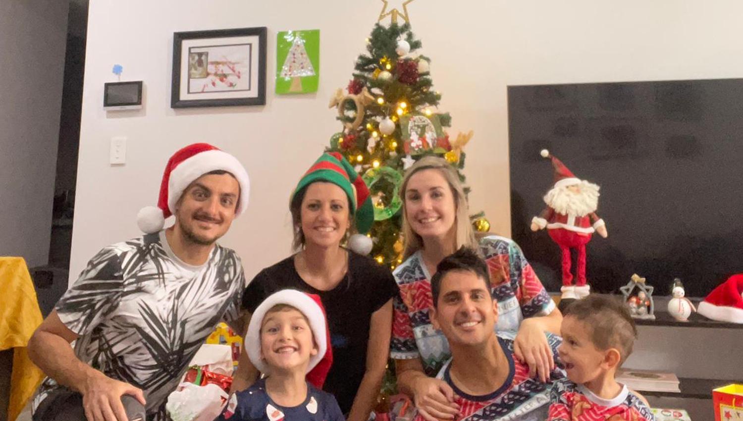 EN FAMILIA. Sabrina Locano trata de mantener las tradiciones navideñas a pesar de estar lejos de casa.