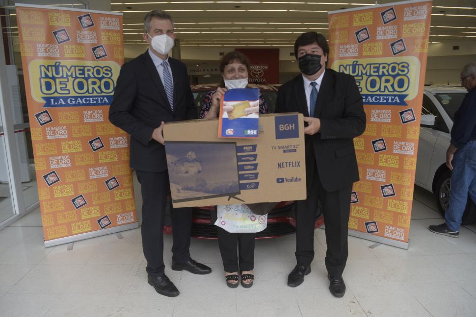 OBSEQUIO ADICIONAL. La ganadora recibe de Gustavo Neme y Emilio Ale, de Tarjeta Sol, un televisor LCD. credito