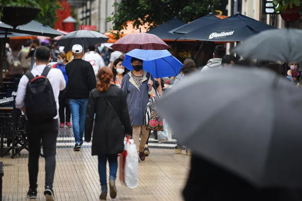 MUCHEDUMBRE. Como ayer, hoy seguramente el centro será un hormiguero de gente. Hay que llevar puesto el barbijo y mantener distancia. 