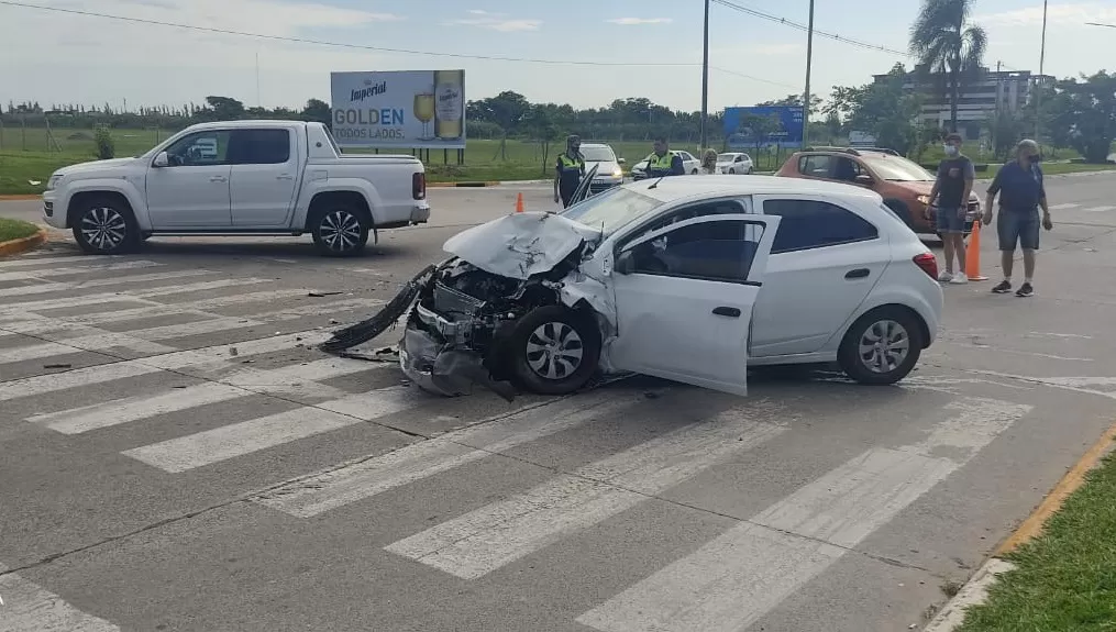 ACCIDENTE. Una camioneta y un auto chocaron en el cruce de Perón y Las Rosas, en Yerba Buena.
