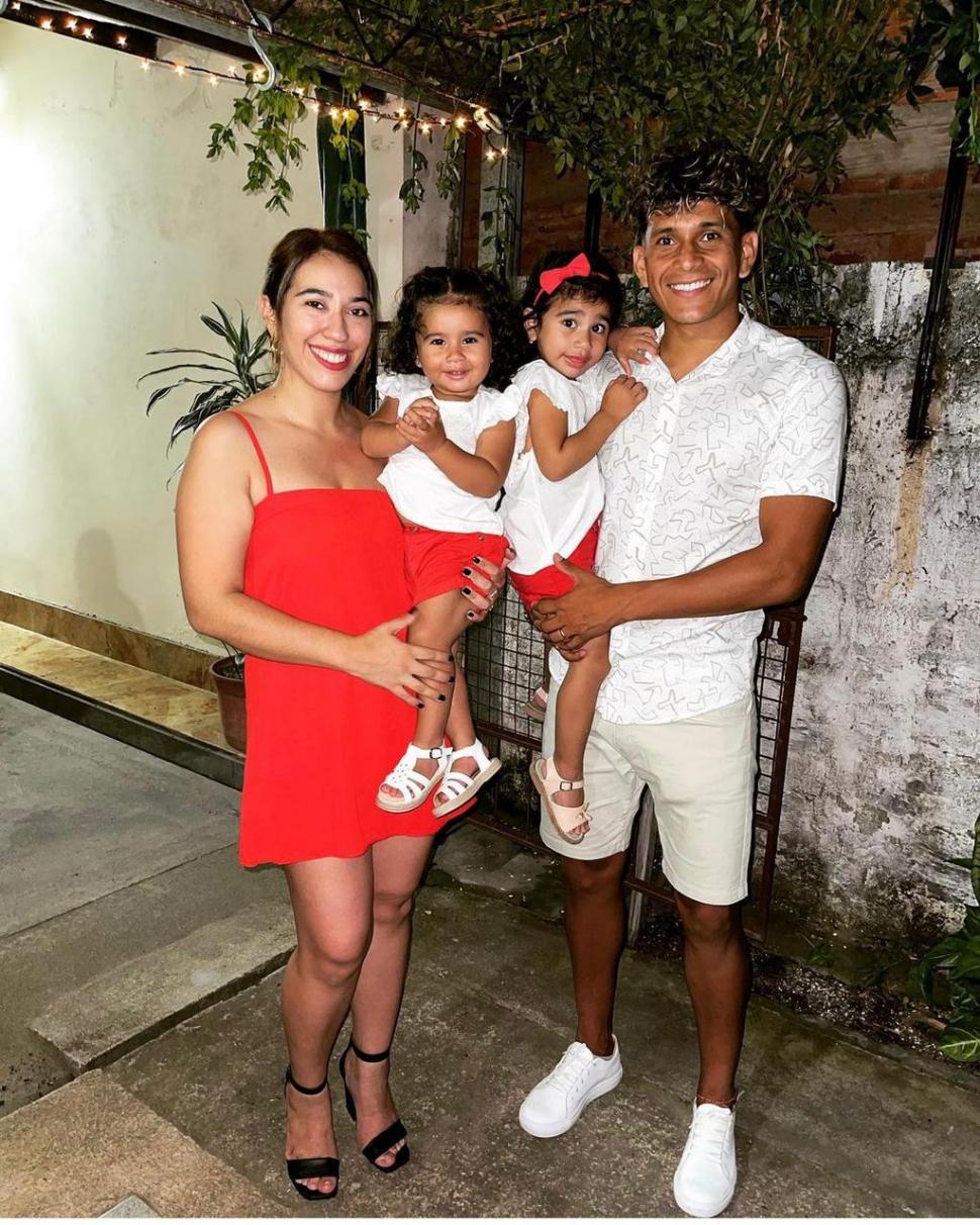 FOTO FAMILIAR. Lucas junto a su esposa Laura y sus hijas Martina e Isabella. 
