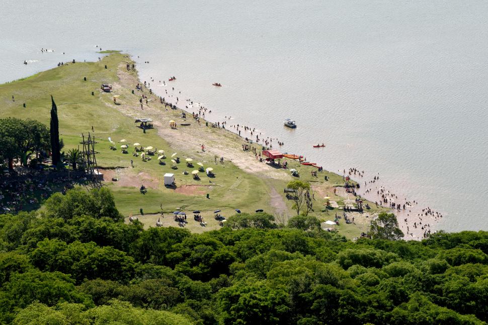 DESDE LAS ALTURAS. Una postal de lo que fue ayer la jornada de descanso y de relajación de los tucumanos en una las zonas de mayor convocatoria en el dique Celestino Gelsi. La temperatura estuvo por encima de los 30 grados y la jornada estaba ideal para nadar, bajo el control de guardavidas.