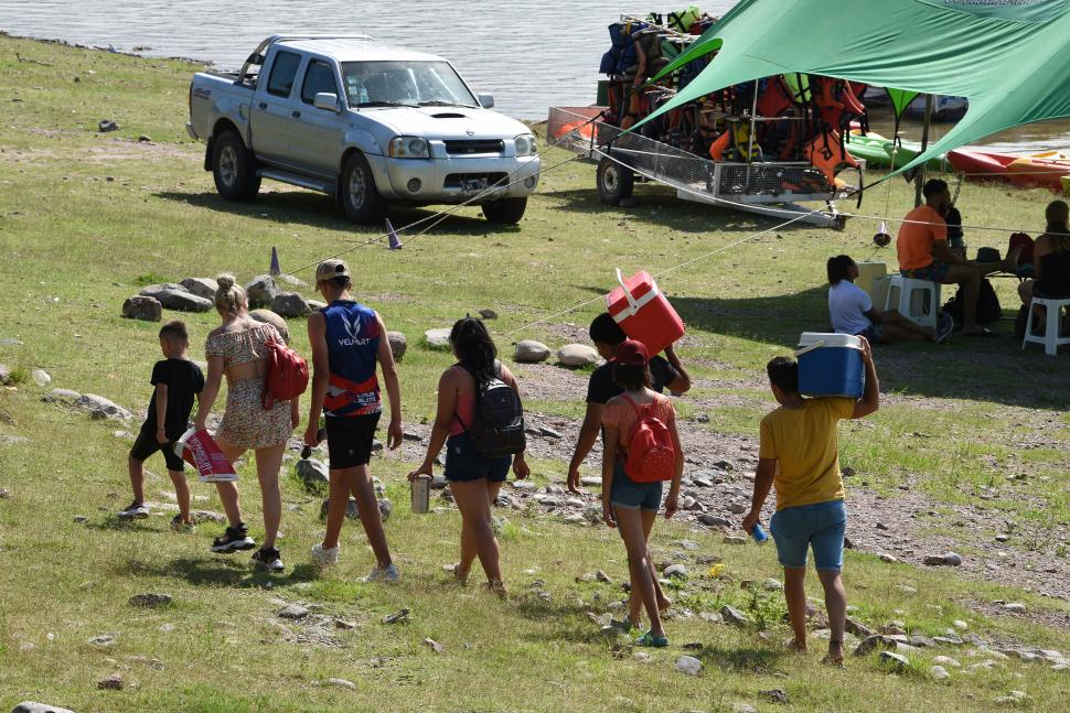 CAMINATAS. Los más jóvenes encuentran en El Cadillal un punto de reunión para compartir el verano al aire libre, en un período de recomendaciones sanitarias por la pandemia de la Covid-19.