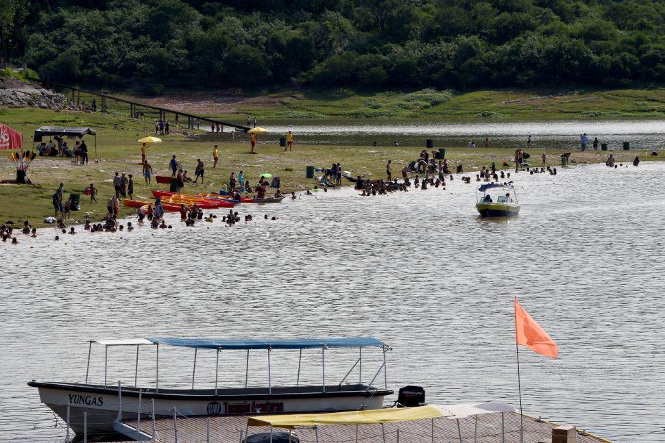 CHAPUZÓN. Decenas de personas se lanzaron al principal espejo de agua de la provincia para refrescarse frente a una jornada de calor agobiante. 