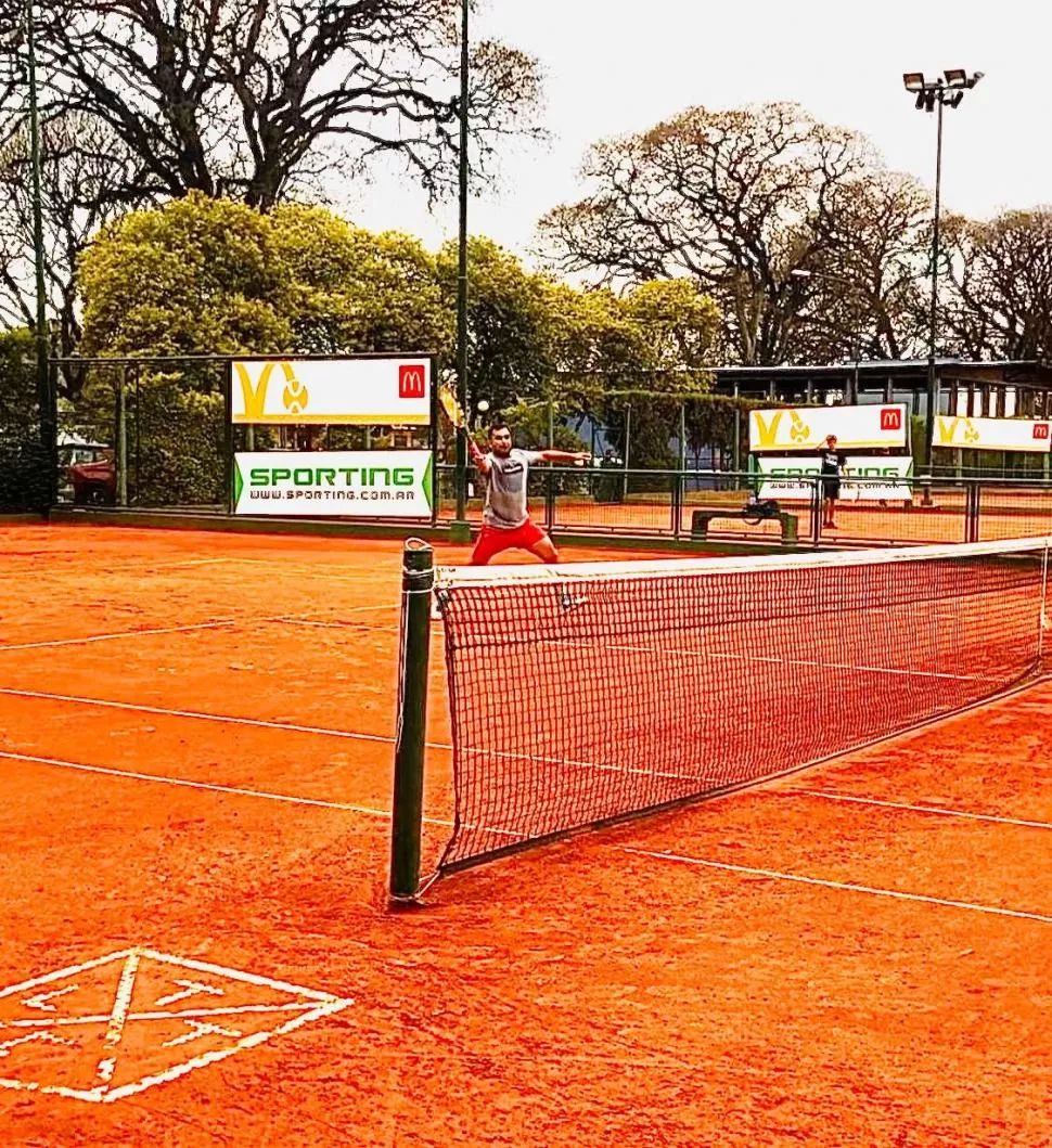 EL JUGADOR. Arquez ejecuta una volea de drive en media cancha. El presidente de la Asociación Tucumana de tenis es animador en los torneos de la Segunda categoría que se juegan en la provincia. 