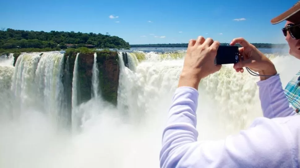 ESPECTACULAR. La vista de la Garganta del Diablo, la principal caída de agua en las cataratas del Iguazú, siempre deslumbra a los visitantes. 