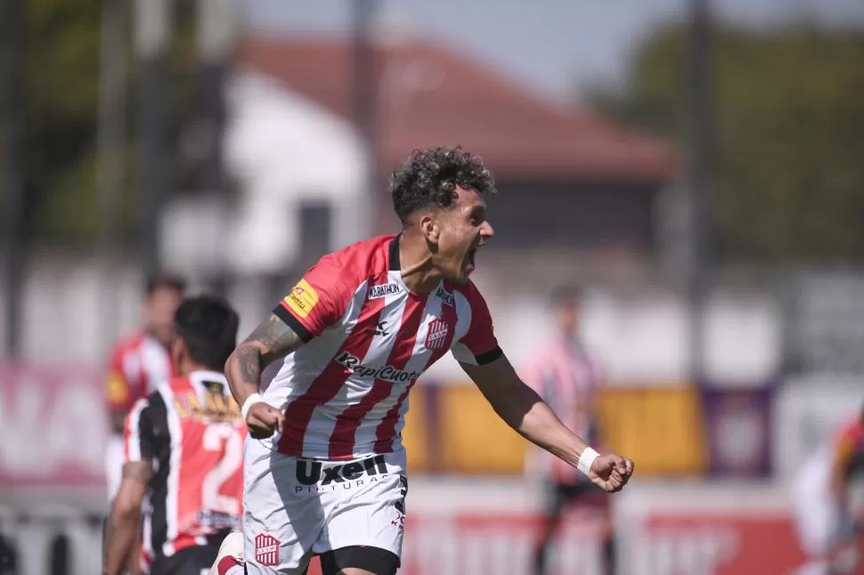 GRITO DE GOL. Diarte festeja el gol ante Chacarita, el primero para él durante el último torneo. El esquema de De Muner le permitió llegar muchas veces al área; así entregó asistencia y también convirtió. matias napoli escalero (archivo)