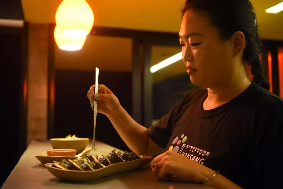 DETALLES Y DEVOCIÓN. Elena Suh elabora sus platos gastronómicos siguiendo recetas familiares y ancestrales. LA GACETA / FOTO DE DIEGO ÁRAOZ