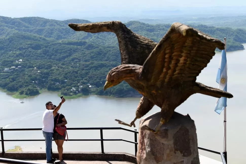 EL AVE OBSERVA LA SELFIE. La pareja se saca una foto en un parador de la zona turística, el ave de piedra parece estarlos vigilando atentamente. la gaceta / Fotos de José Nuno 