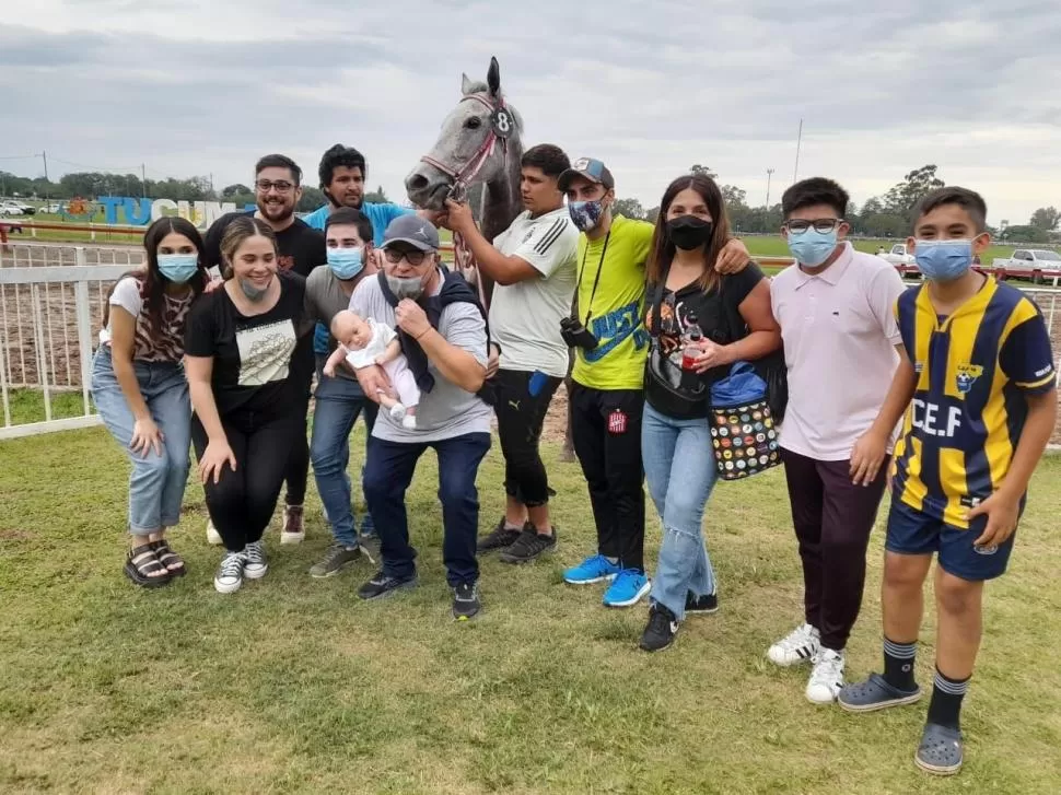 LA BARRA ESPERA REPETIR EL FESTEJO, “Luchito” Zamora, con su nieta Emilia en brazos, confía en la tordilla Prohibition para los 1.800 metros del clásico “Carlos Pellegrini”, que se disputará el miércoles. 