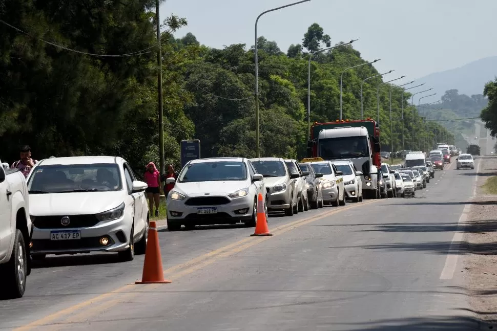 EN LA MISMA DIRECCIÓN. Las demoras en el acceso a El Cadillal son recurrentes los fines de semana. 