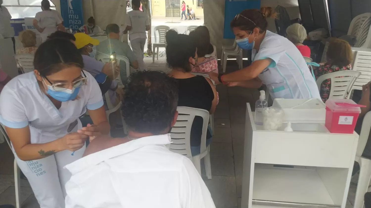 Vacunación e hisopado. Foto Ministerio de Salud