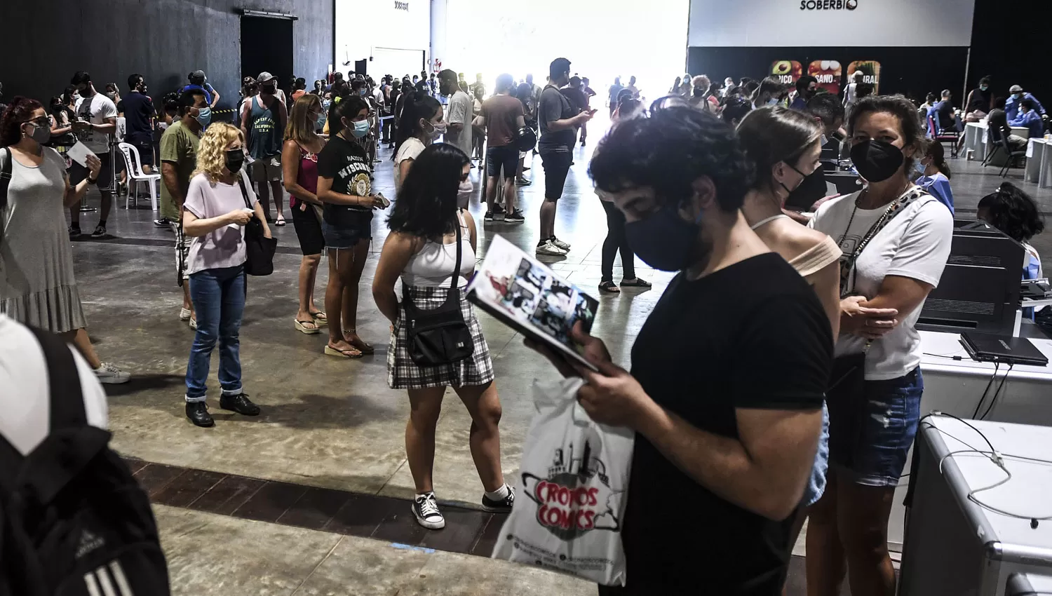 HISOPADOS. Una muchedumbre espera hacerse el test en Buenos Aires.