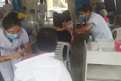 Reducen a cuatro meses el tiempo para la aplicación de la dosis de refuerzo a mayores de 40 años