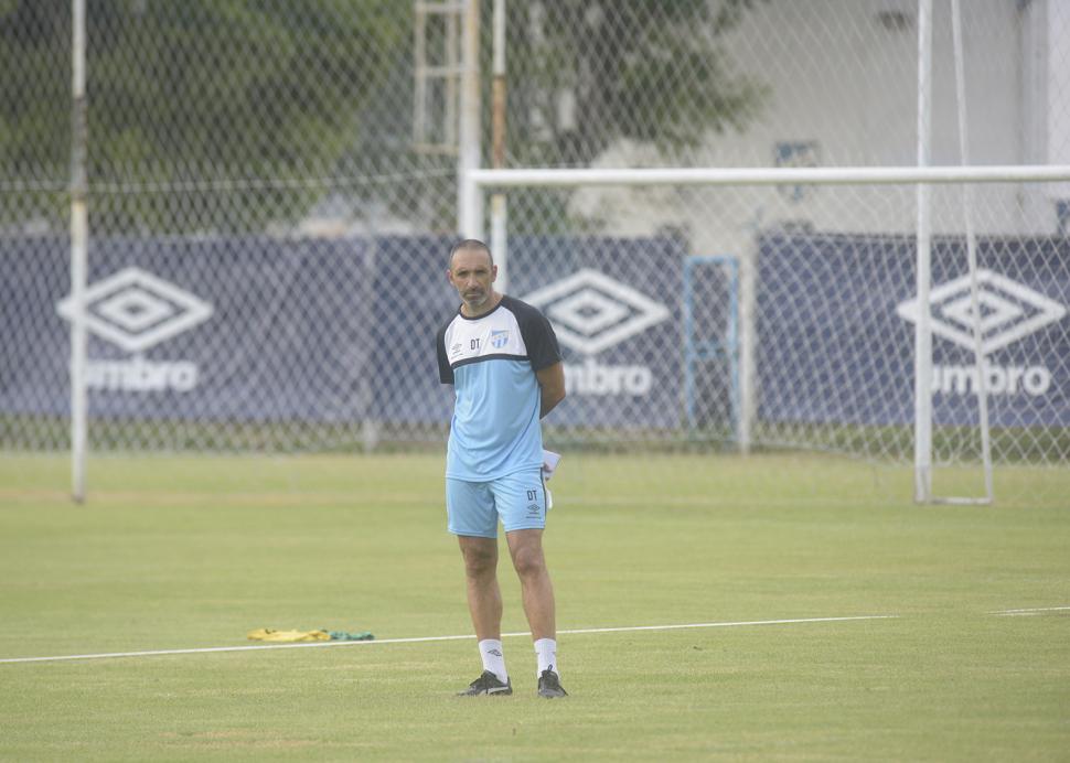 PENSATIVO. Durante el entrenamiento, Azconzábal fue uno de los integrantes del CT que menos habló.